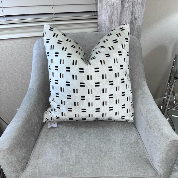 1-NWT CALDEIRA HAMMERSMITH DESIGN
VELVET DECORATIVE PILLOW - Picture 9 of 10